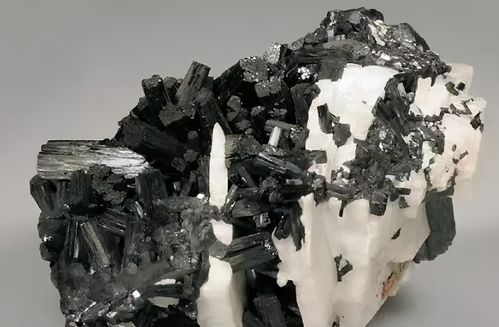 璀璨瑰宝 美国常见的宝石、矿物原石与金属矿石