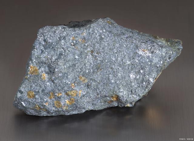 再生金属代理进口报关与金属矿石进口指南